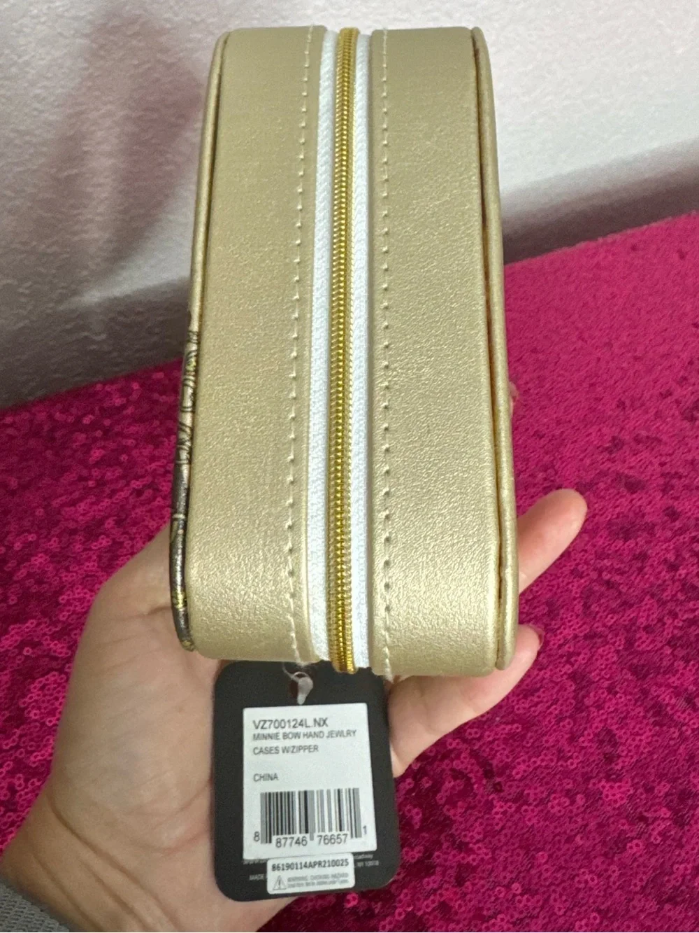 NEW w TAGS 🏷️ Gold Jewelry Case ft. Minnie Mouse hand, “Put a Bow on It” graphic